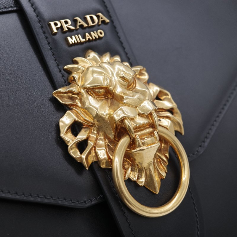 Prada 普拉達 Cahier 獅頭裝飾 復古黑 Saffiano 牛皮 肩背包 側背包-12