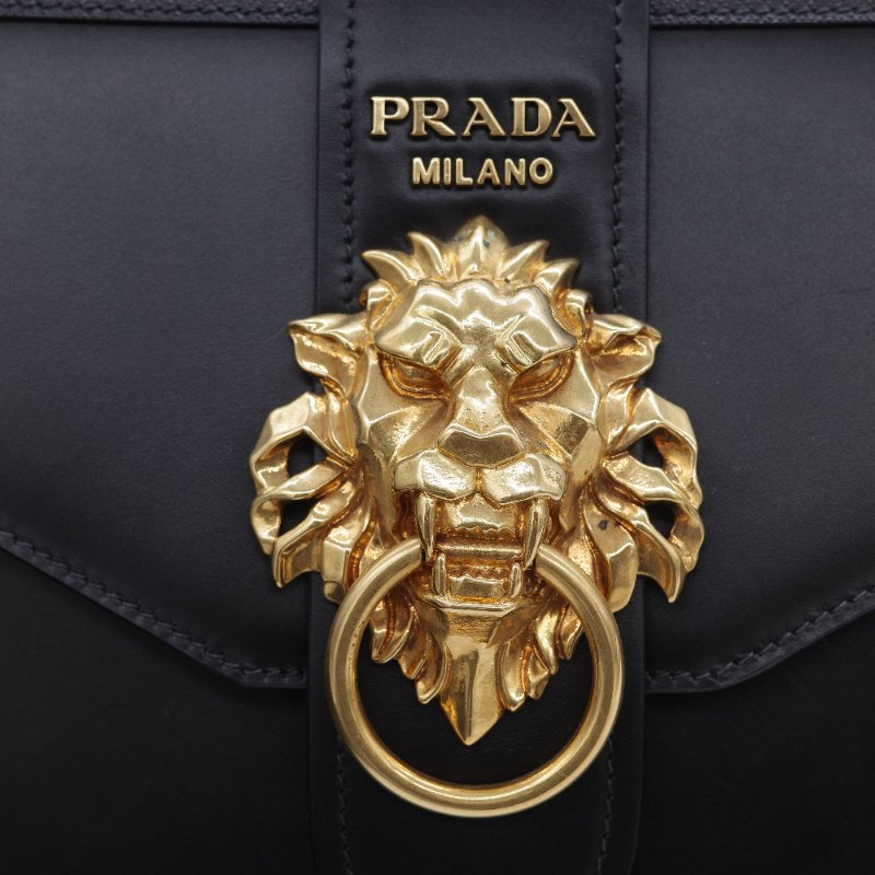 Prada 普拉達 Cahier 獅頭裝飾 復古黑 Saffiano 牛皮 肩背包 側背包-13