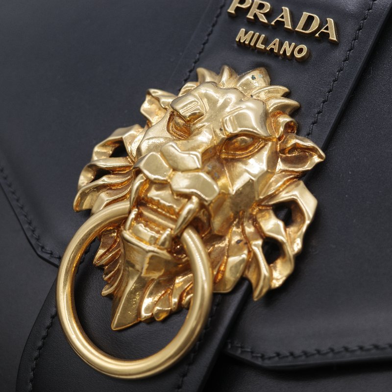 Prada 普拉達 Cahier 獅頭裝飾 復古黑 Saffiano 牛皮 肩背包 側背包-14