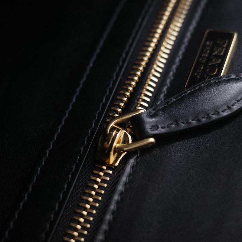 Prada 普拉達 Cahier 獅頭裝飾 復古黑 Saffiano 牛皮 肩背包 側背包-28