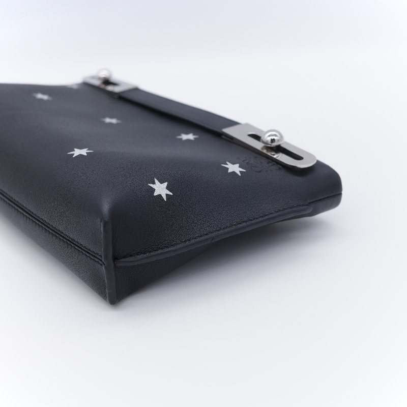 Loewe 羅威 Small Missy Stars 黑色星星 牛皮 壓紋小型手拿斜背兩用包-5