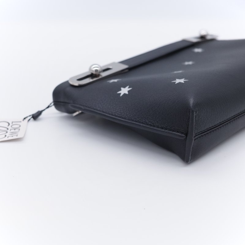 Loewe 羅威 Small Missy Stars 黑色星星 牛皮 壓紋小型手拿斜背兩用包-6