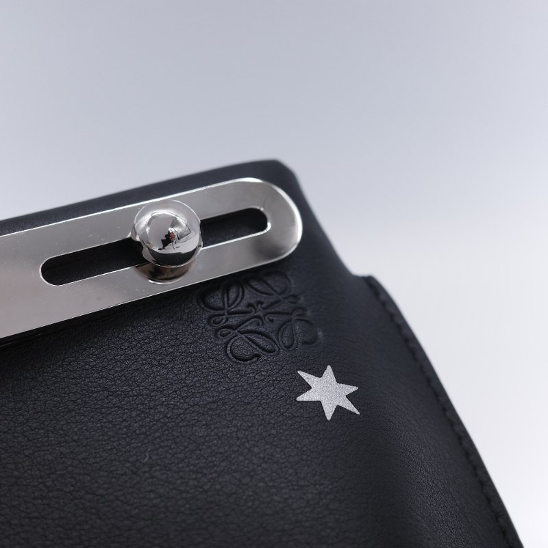 Loewe 羅威 Small Missy Stars 黑色星星 牛皮 壓紋小型手拿斜背兩用包-7