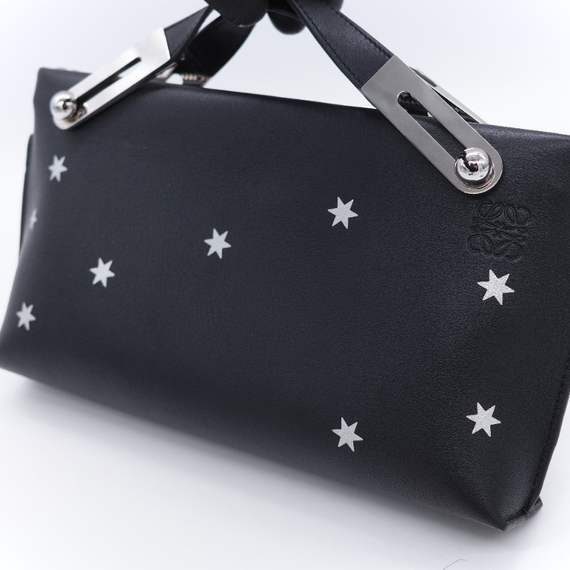 Loewe 羅威 Small Missy Stars 黑色星星 牛皮 壓紋小型手拿斜背兩用包-9