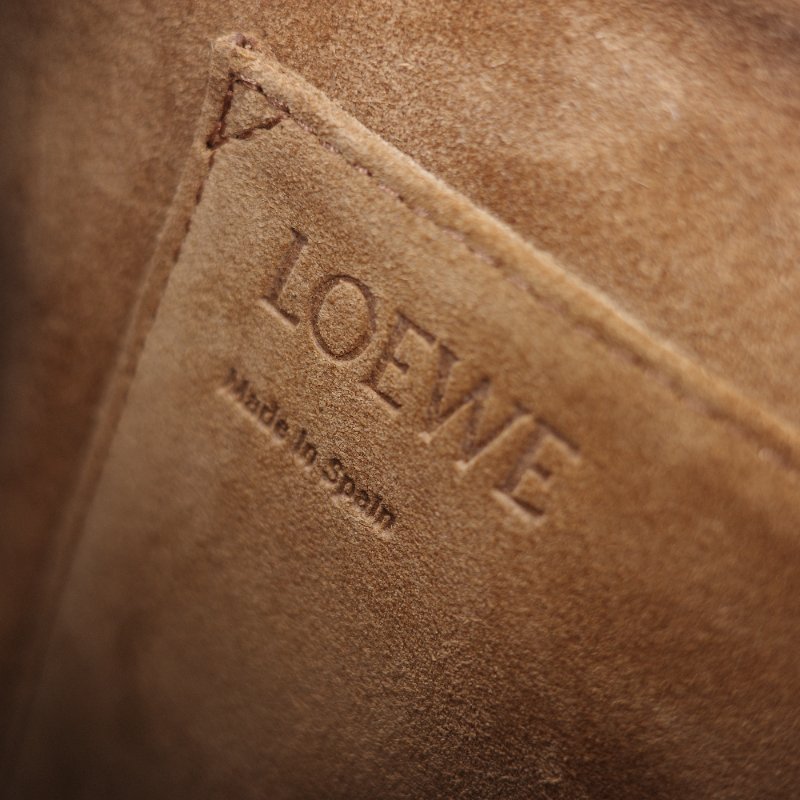 Loewe 羅威 Small Missy Stars 黑色星星 牛皮 壓紋小型手拿斜背兩用包-15