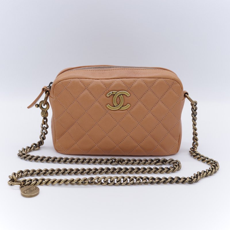 Chanel香奈兒 CC Logo 做舊五金 黃銅色 牛皮 鏈條 相機包-1