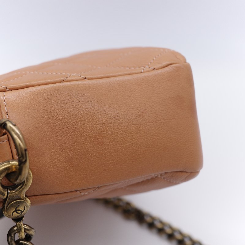 Chanel香奈兒 CC Logo 做舊五金 黃銅色 牛皮 鏈條 相機包-12