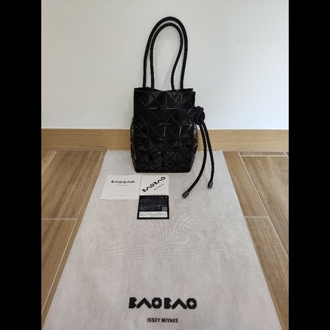 ISSEY MIYAKE 三宅一生 BAOBAO WRING 黑色亮面調節背帶 水桶包肩背包斜背包手提包 全新