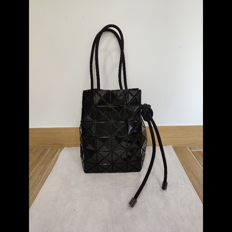 ISSEY MIYAKE 三宅一生 BAOBAO WRING 黑色亮面調節背帶 水桶包肩背包斜背包手提包 全新-1
