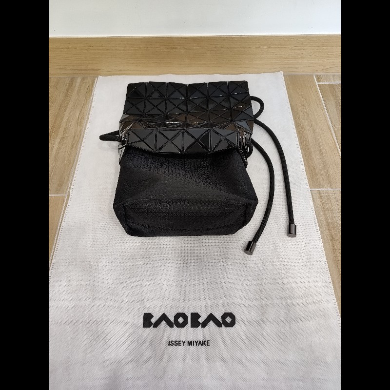 ISSEY MIYAKE 三宅一生 BAOBAO WRING 黑色亮面調節背帶 水桶包肩背包斜背包手提包 全新-11