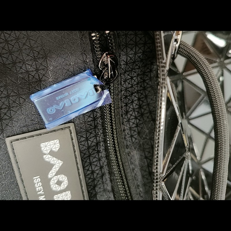 ISSEY MIYAKE 三宅一生 BAOBAO WRING 黑色亮面調節背帶 水桶包肩背包斜背包手提包 全新-20