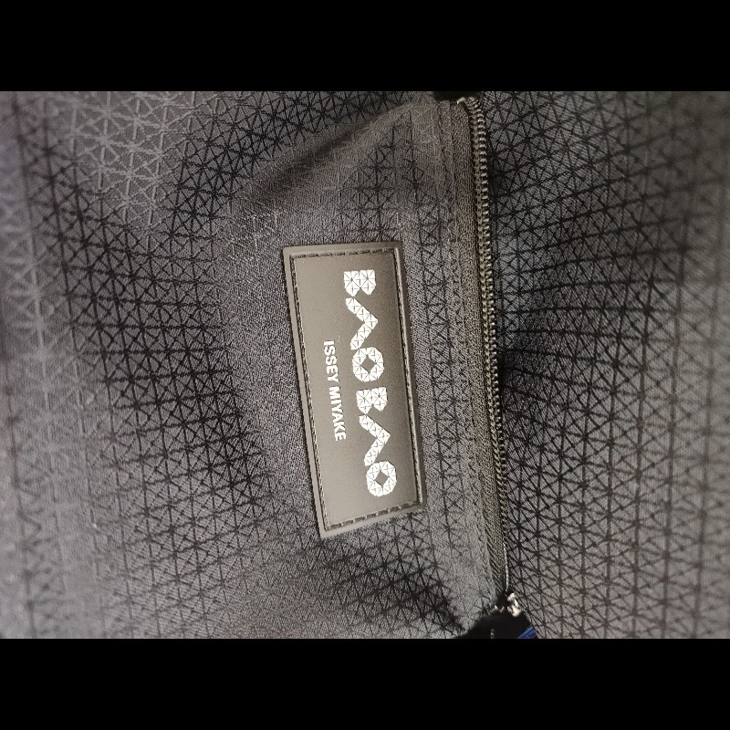 ISSEY MIYAKE 三宅一生 BAOBAO WRING 黑色亮面調節背帶 水桶包肩背包斜背包手提包 全新-23