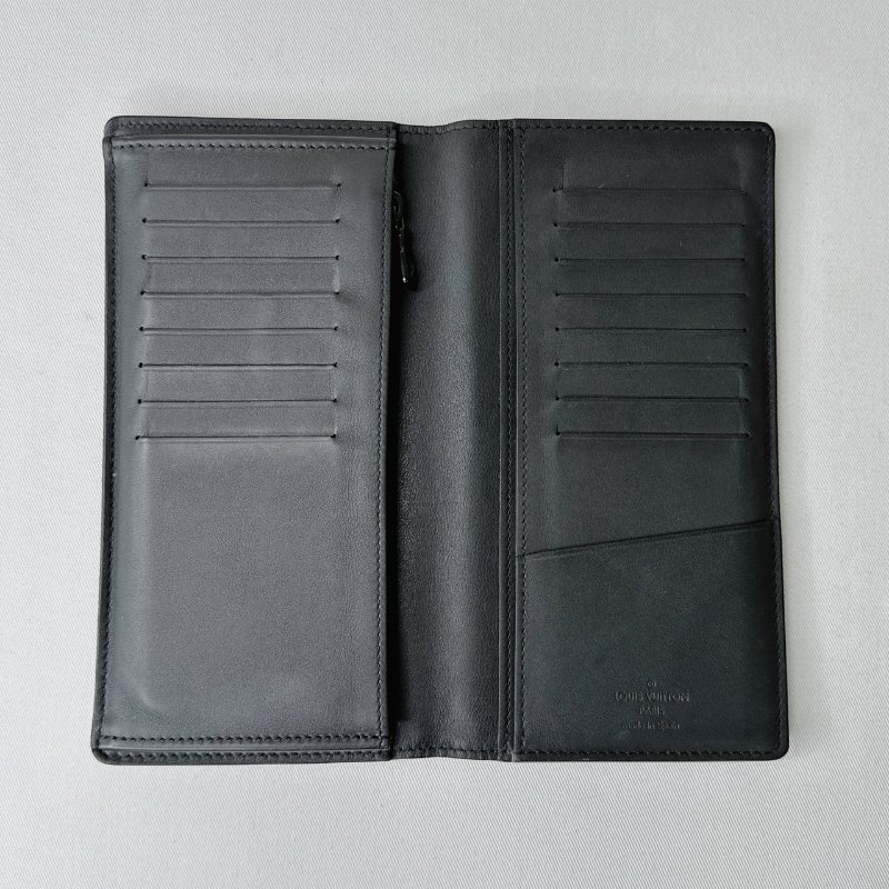 LV Brazza小牛皮壓紋對開長夾-6