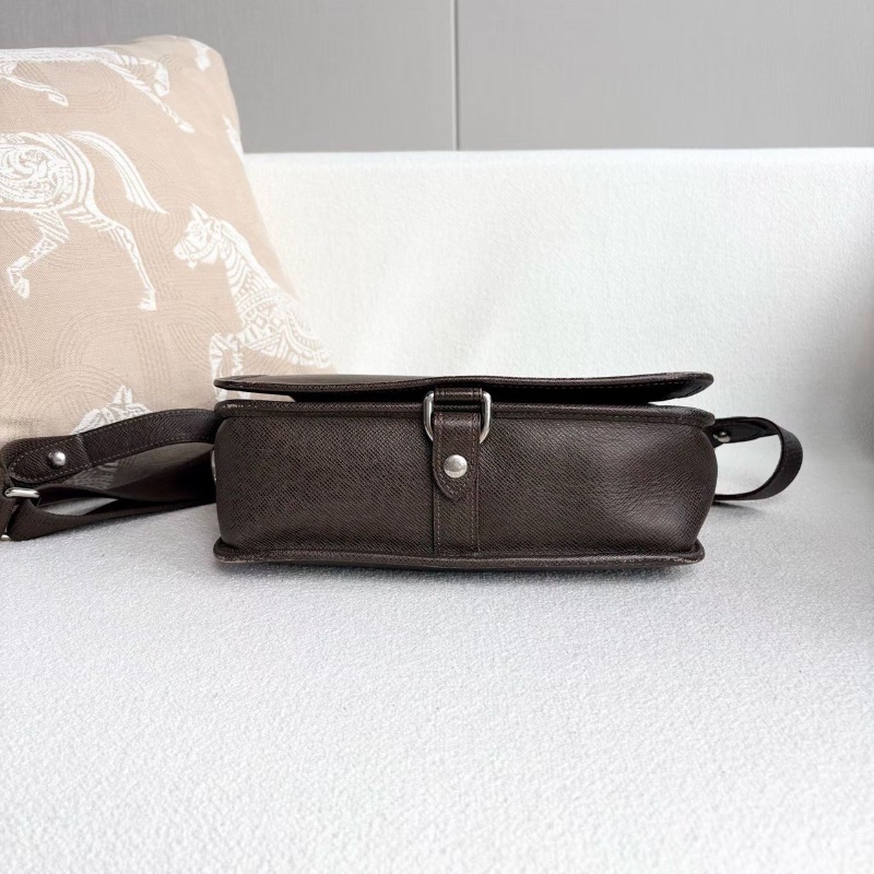 LV全皮翻蓋郵差包 銀扣 深棕色28*26*9 98新配件塵袋-5