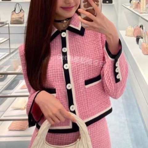 Miumiu粉色小香風粗花呢套裝 上衣：40碼 肩寬38 袖長58 胸圍82 衣長52 裙子：腰圍80 裙長62 全新配件說明書 保卡