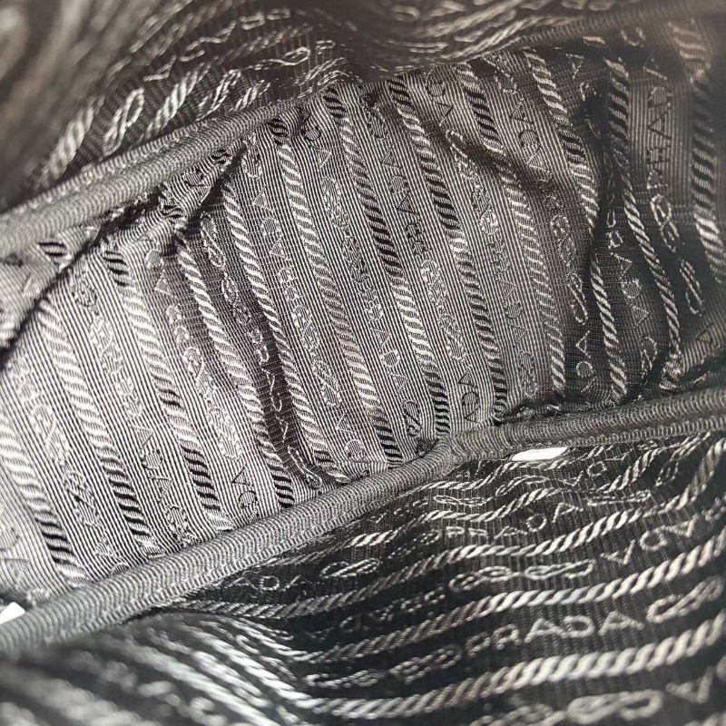 Prada Triangle二合一三角包 奶茶色 銀扣 可調節肩帶27*15*11 98新配件肩帶 零錢包 塵袋-2