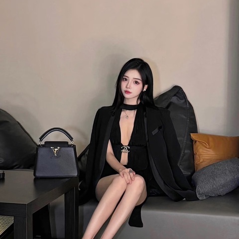 LV Capucinesmini黑金手提斜背包20*13*8 98新配件盒子 塵袋