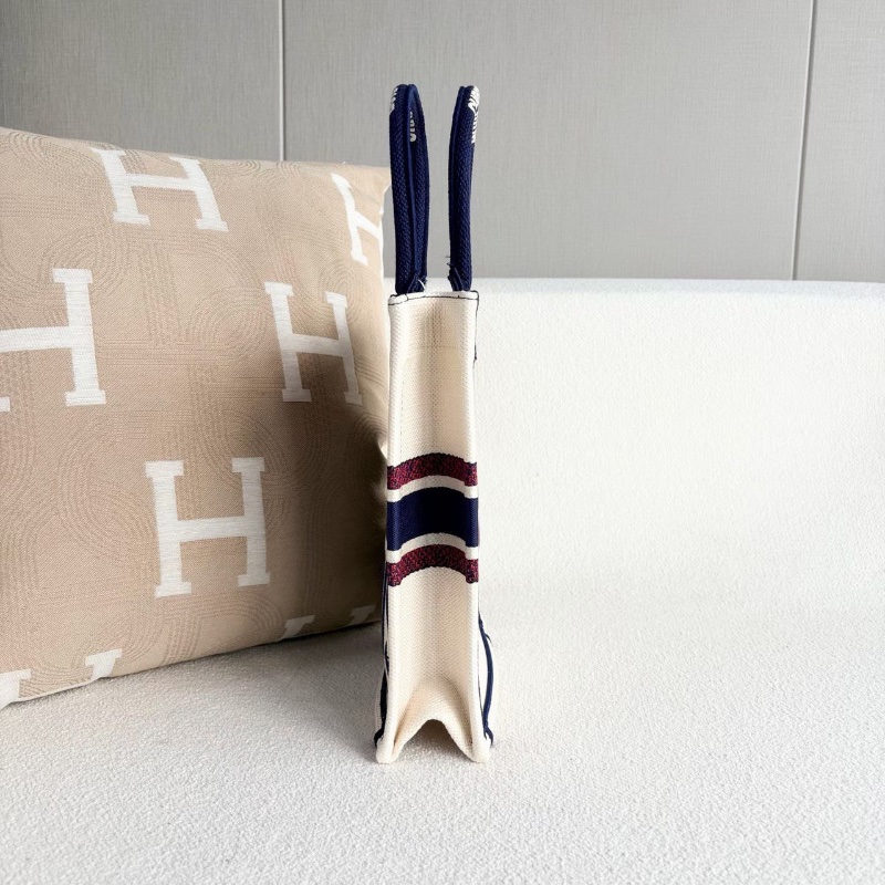 Dior愛心字母刺繡竪版BookTote情人節限定 20*26*6 98新配件塵袋-4