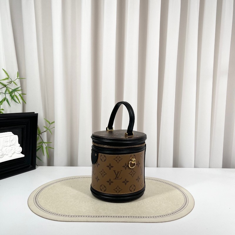 LV路易威登 20年票 Cannes 芯片編碼共存 經典棕色老花發財桶 塗層帆布拼牛皮飾邊 水桶包單肩斜挎手提包-2
