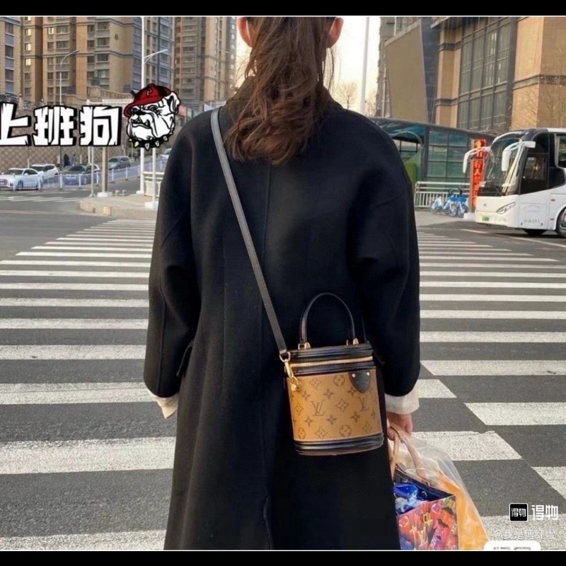 LV路易威登 20年票 Cannes 芯片編碼共存 經典棕色老花發財桶 塗層帆布拼牛皮飾邊 水桶包單肩斜挎手提包-6