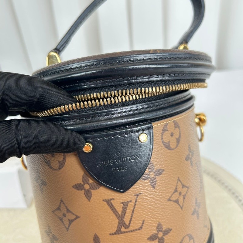 LV路易威登 20年票 Cannes 芯片編碼共存 經典棕色老花發財桶 塗層帆布拼牛皮飾邊 水桶包單肩斜挎手提包-18