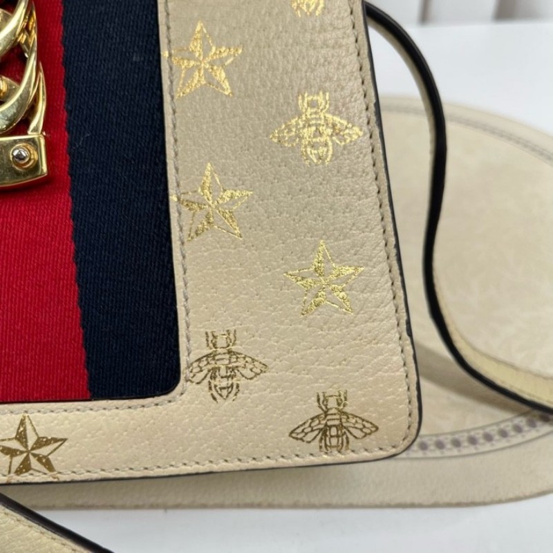 GUCCI古馳 Sylvie 塞爾維亞限定小蜜蜂包 白色燙金星星 紅藍織帶 金色五金 帶兩根肩帶 藍色內裡 容量可觀 日常通勤都適合-10