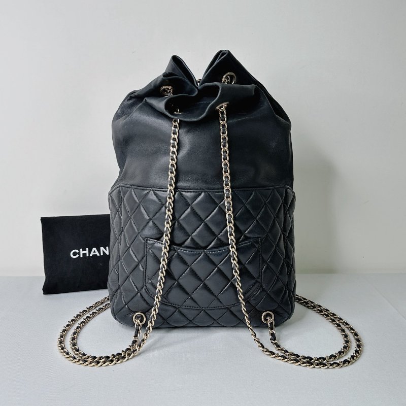 CHANEL 黑金羊皮束口鏈帶後背包-1