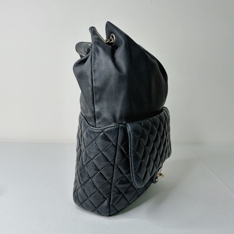 CHANEL 黑金羊皮束口鏈帶後背包-3