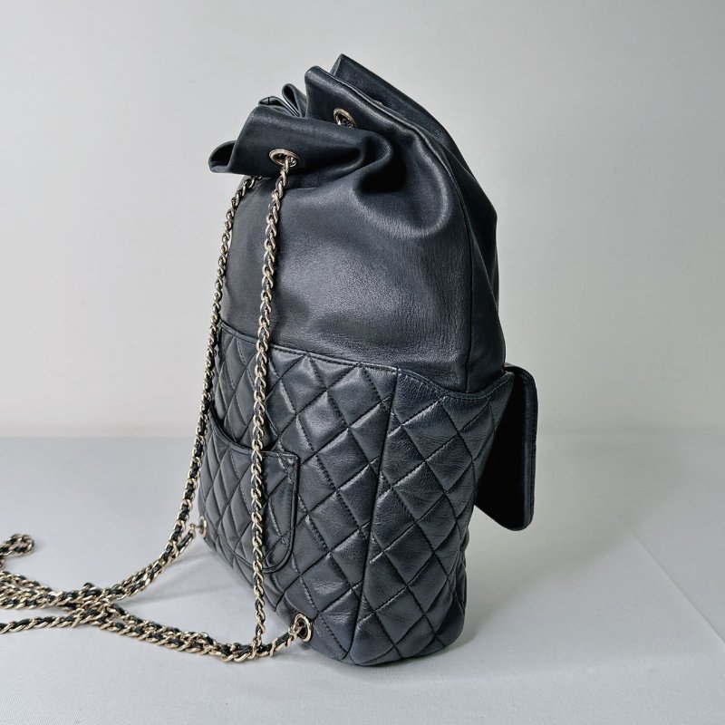 CHANEL 黑金羊皮束口鏈帶後背包-4