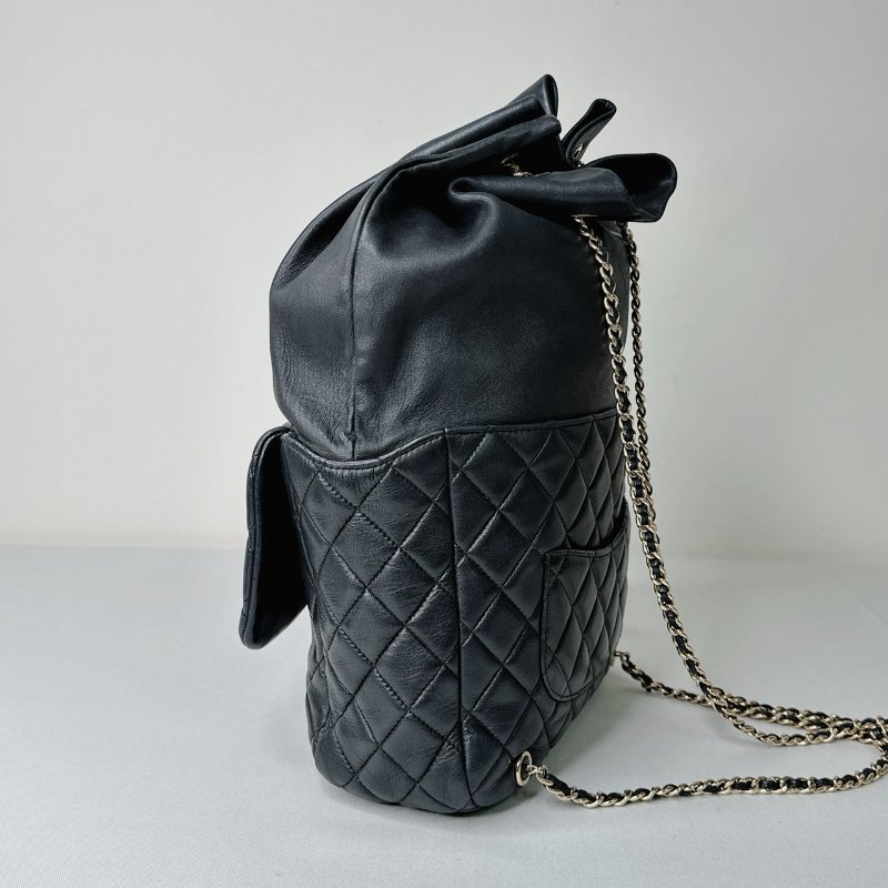 CHANEL 黑金羊皮束口鏈帶後背包-5