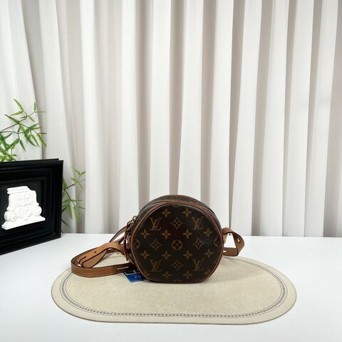 LV路易威登 經典老花滿印拉鍊開合 棕色塗層帆布拼牛皮 單肩斜挎包 經典小圓餅設計 肩帶可調節 休閒百搭