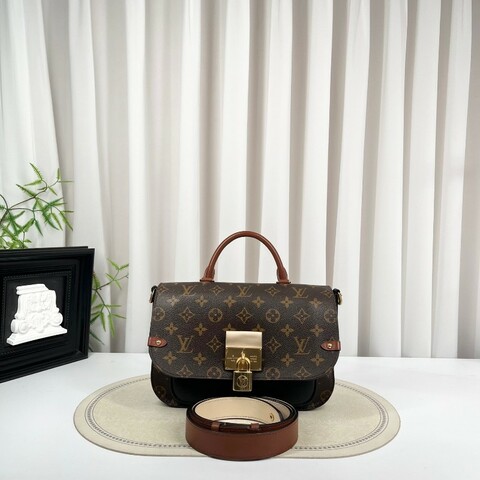 LV路易威登 鎖頭郵差包 拉鍊順滑 內裡乾淨 容量實用 日常出門百搭 肩帶可調節 可單肩可斜挎