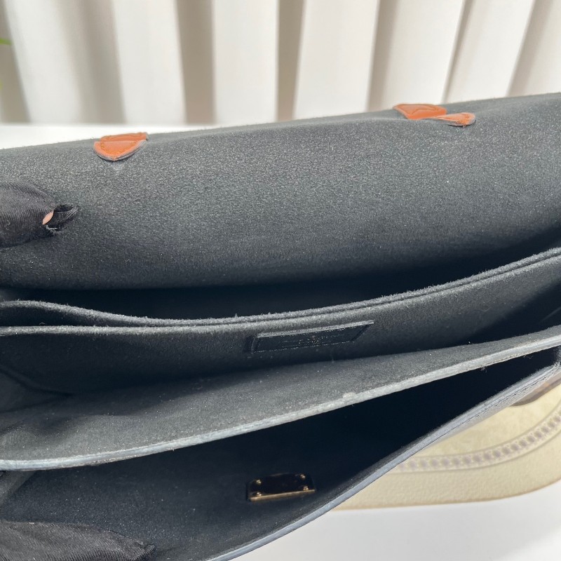 LV路易威登 鎖頭郵差包 拉鍊順滑 內裡乾淨 容量實用 日常出門百搭 肩帶可調節 可單肩可斜挎-15