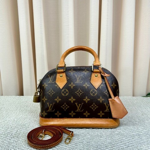 LV路易威登Alma BB老花貝殼包 有肩帶 可單肩可斜挎可手提 貝殼包型優雅流暢 氣質中又帶點兒可愛