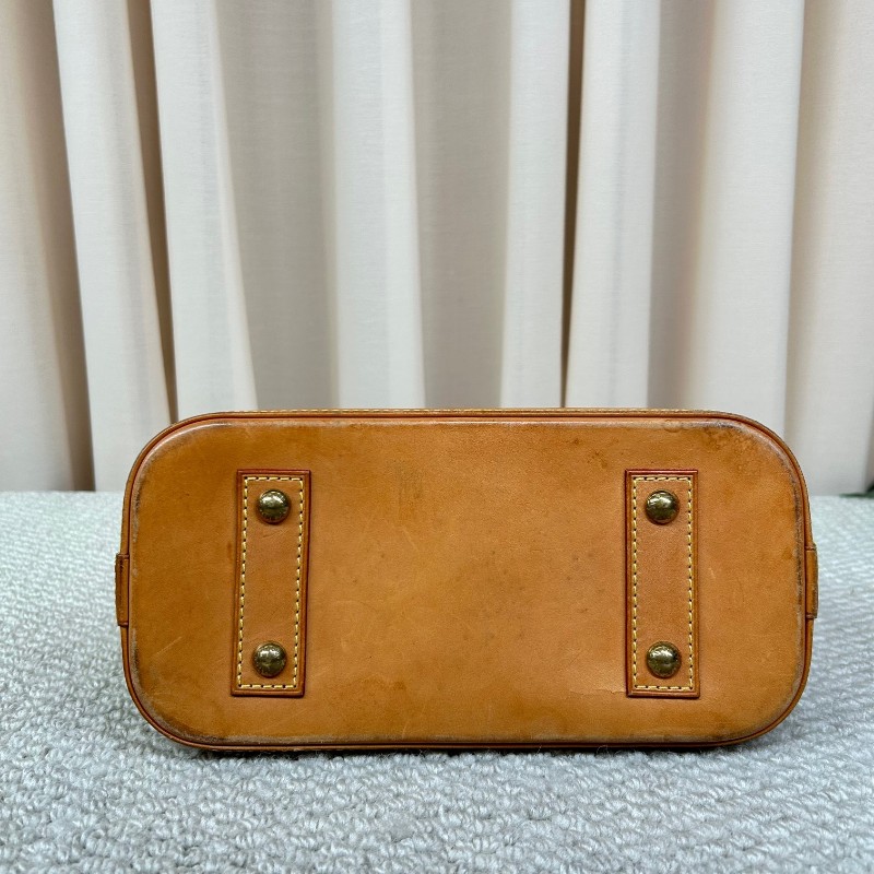 LV路易威登Alma BB老花貝殼包 有肩帶 可單肩可斜挎可手提 貝殼包型優雅流暢 氣質中又帶點兒可愛-4