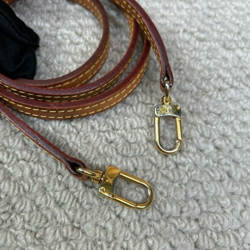 LV路易威登Alma BB老花貝殼包 有肩帶 可單肩可斜挎可手提 貝殼包型優雅流暢 氣質中又帶點兒可愛-16