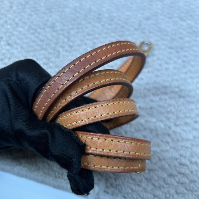 LV路易威登Alma BB老花貝殼包 有肩帶 可單肩可斜挎可手提 貝殼包型優雅流暢 氣質中又帶點兒可愛-17