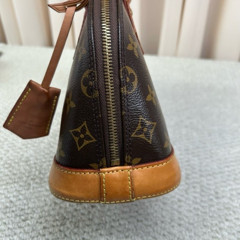 LV路易威登Alma BB老花貝殼包 有肩帶 可單肩可斜挎可手提 貝殼包型優雅流暢 氣質中又帶點兒可愛-18