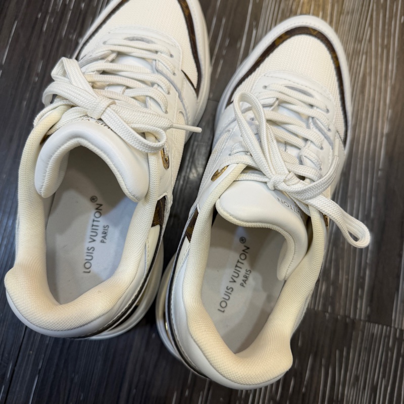 LV 白牛皮Neo Run Away運動鞋1ACPAF-9