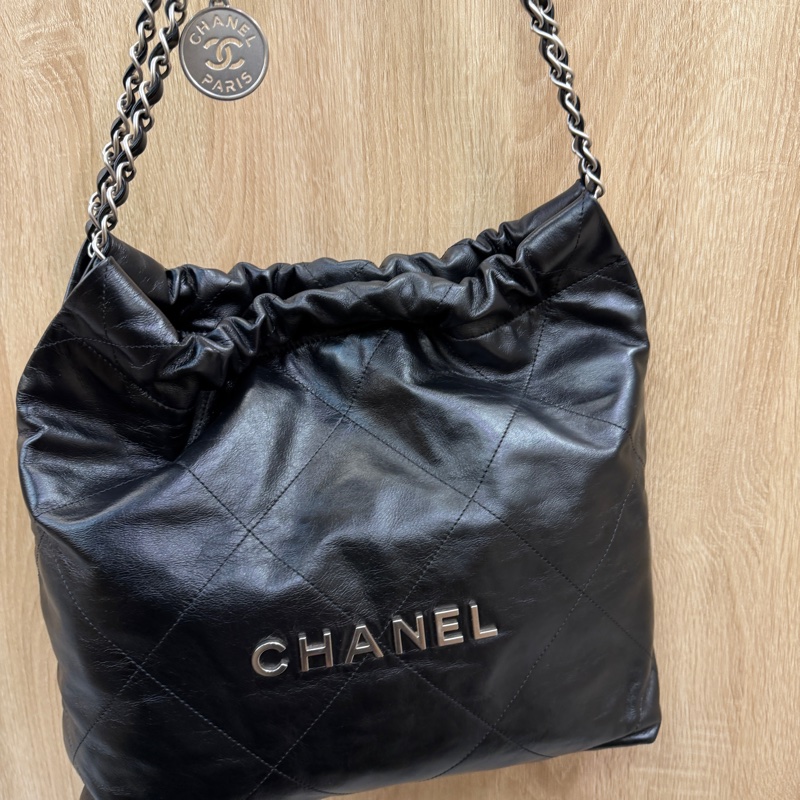 Chanel 黑牛皮銀釦22小號肩背包-0