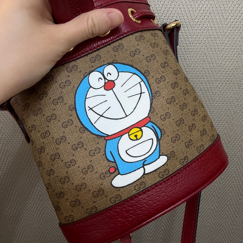 Gucci PVC紅牛皮金釦多啦A夢水桶包-1