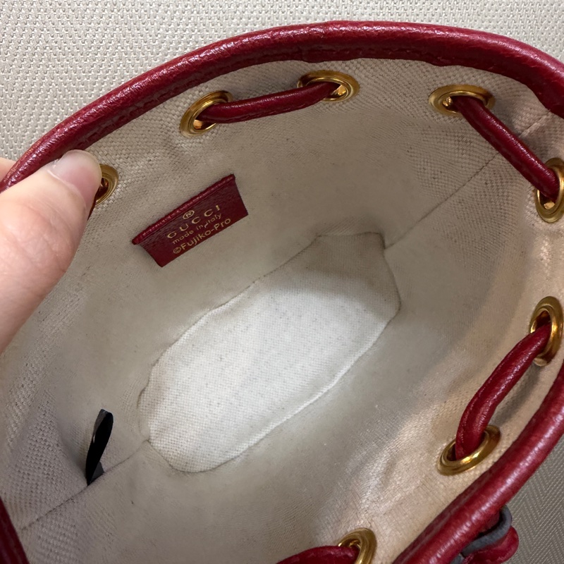 Gucci PVC紅牛皮金釦多啦A夢水桶包-11