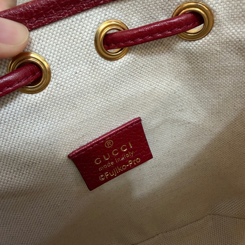 Gucci PVC紅牛皮金釦多啦A夢水桶包-12