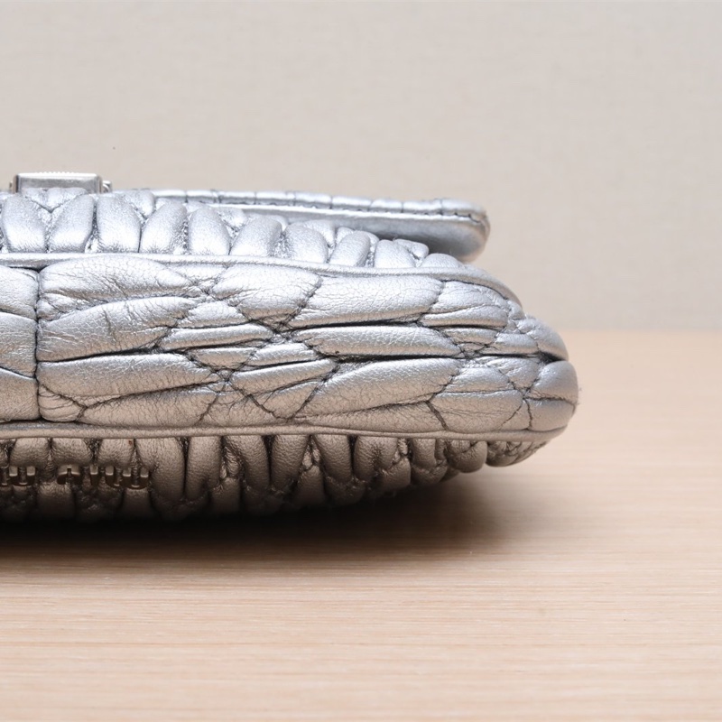 MIUMIU 寶石鏈條包銀色牛皮肩背包-3