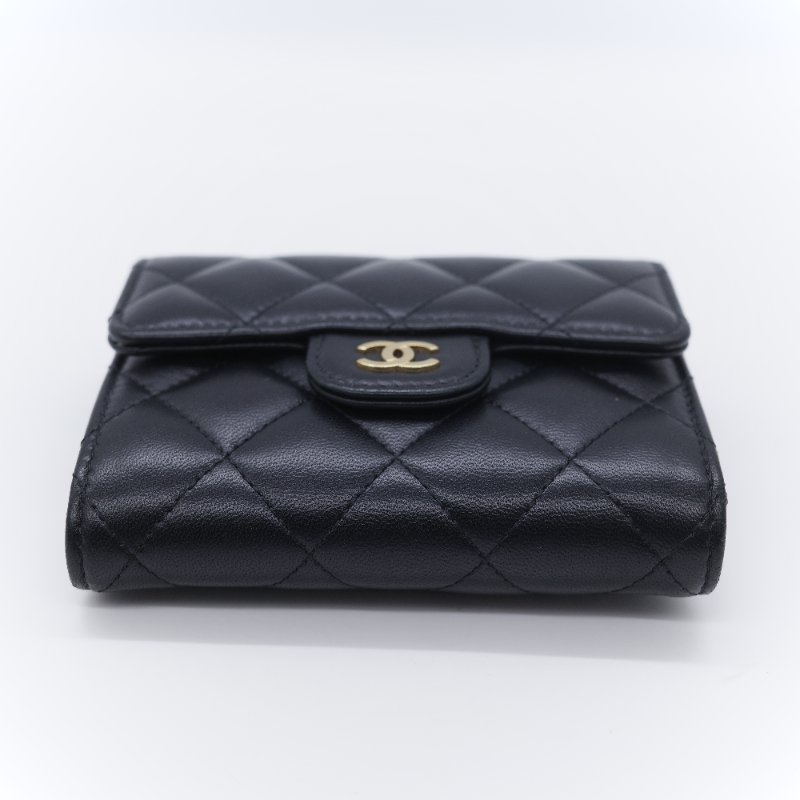 Chanel 香奈兒 經典 菱格紋黑色 小羊皮金扣小型翻蓋短夾-4