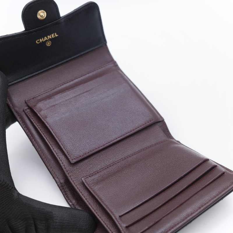 Chanel 香奈兒 經典 菱格紋黑色 小羊皮金扣小型翻蓋短夾-14