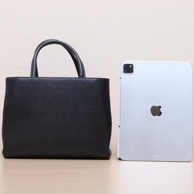 FENDI PETITE2JOURS小號黑色牛皮金扣肩背包-2