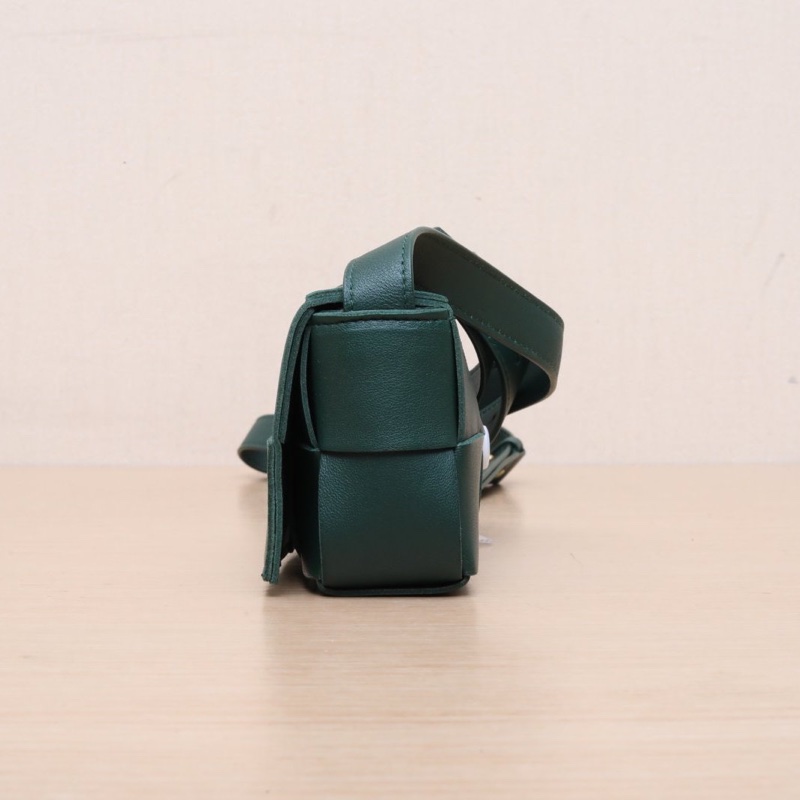 BOTTEGA VENETA CassetteMini12綠色羊皮肩背包-1