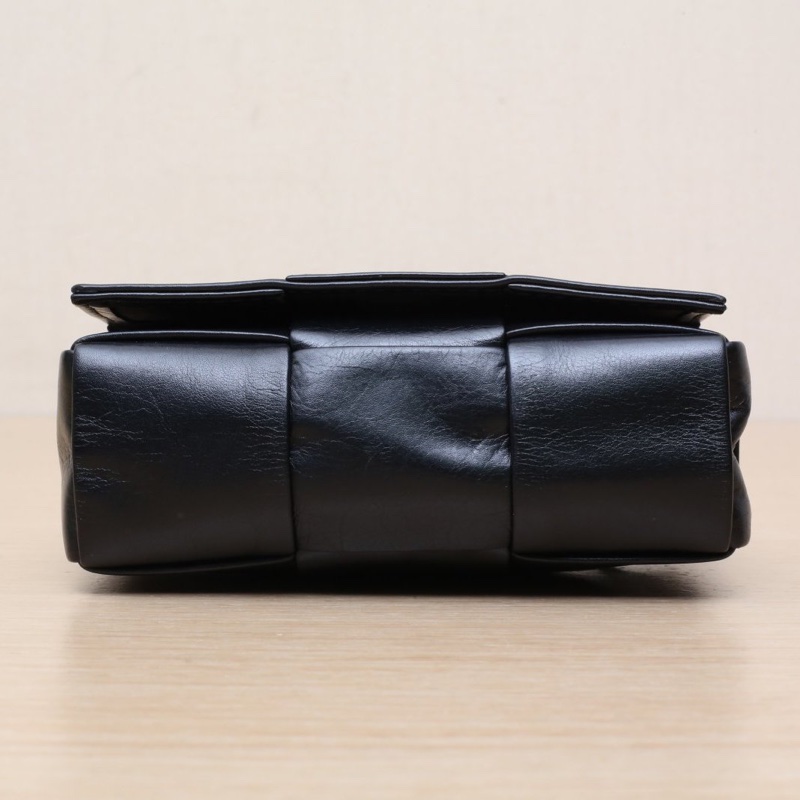 BOTTEGA VENETA CassetteMini12黑色牛皮肩背包-3
