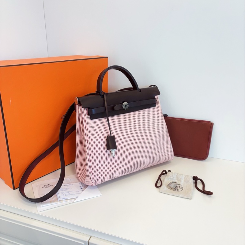 【99新大全套🆕】Hermes 樹莓色銀扣華夫餅格Herbag Zip31單肩包 手提包-1